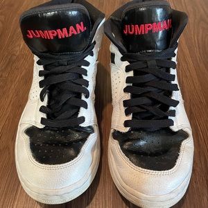 Jordan’s size 8 US sneakers